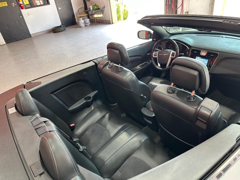 Chrysler 200 Vehicle Full-screen Gallery Image 21