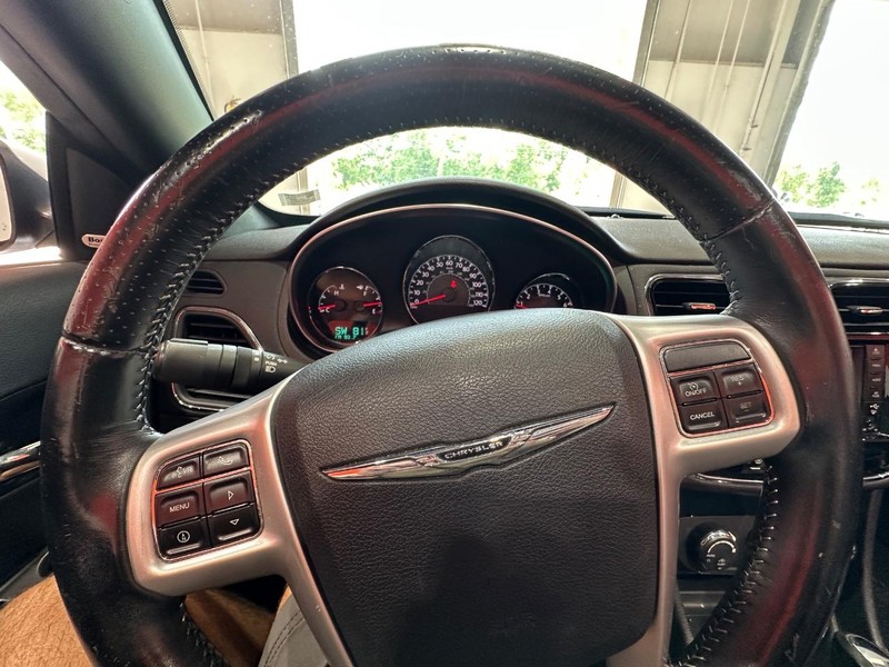 Chrysler 200 Vehicle Full-screen Gallery Image 22