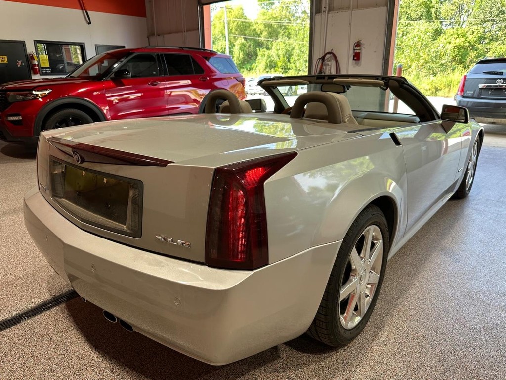 Cadillac XLR Vehicle Full-screen Gallery Image 3