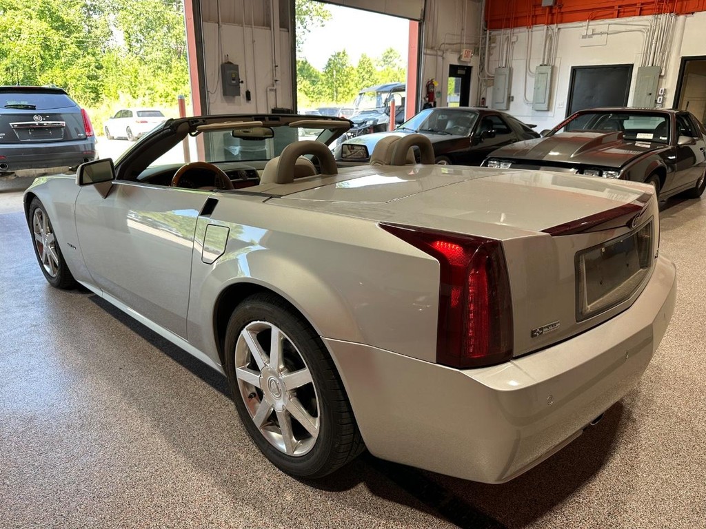 Cadillac XLR Vehicle Full-screen Gallery Image 5