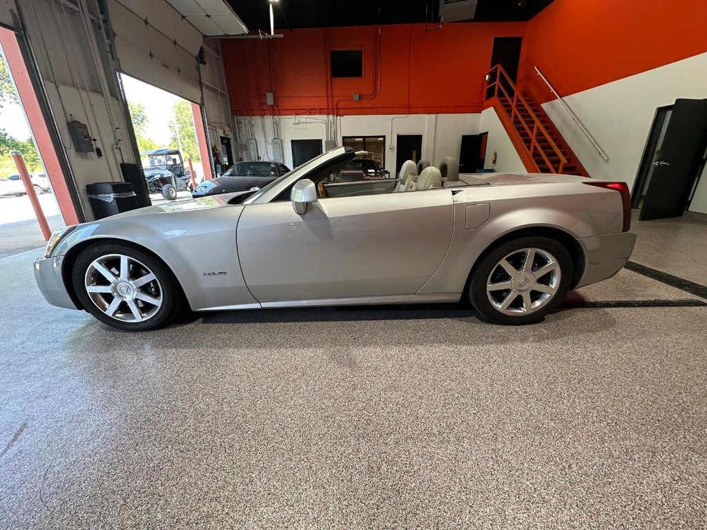 Cadillac XLR Vehicle Full-screen Gallery Image 10