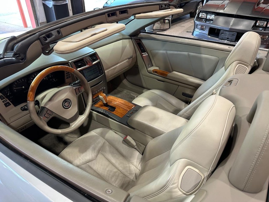 Cadillac XLR Vehicle Full-screen Gallery Image 15