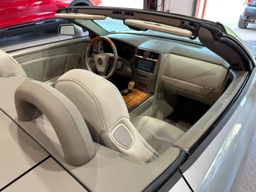 Cadillac XLR Vehicle Full-screen Gallery Image 18