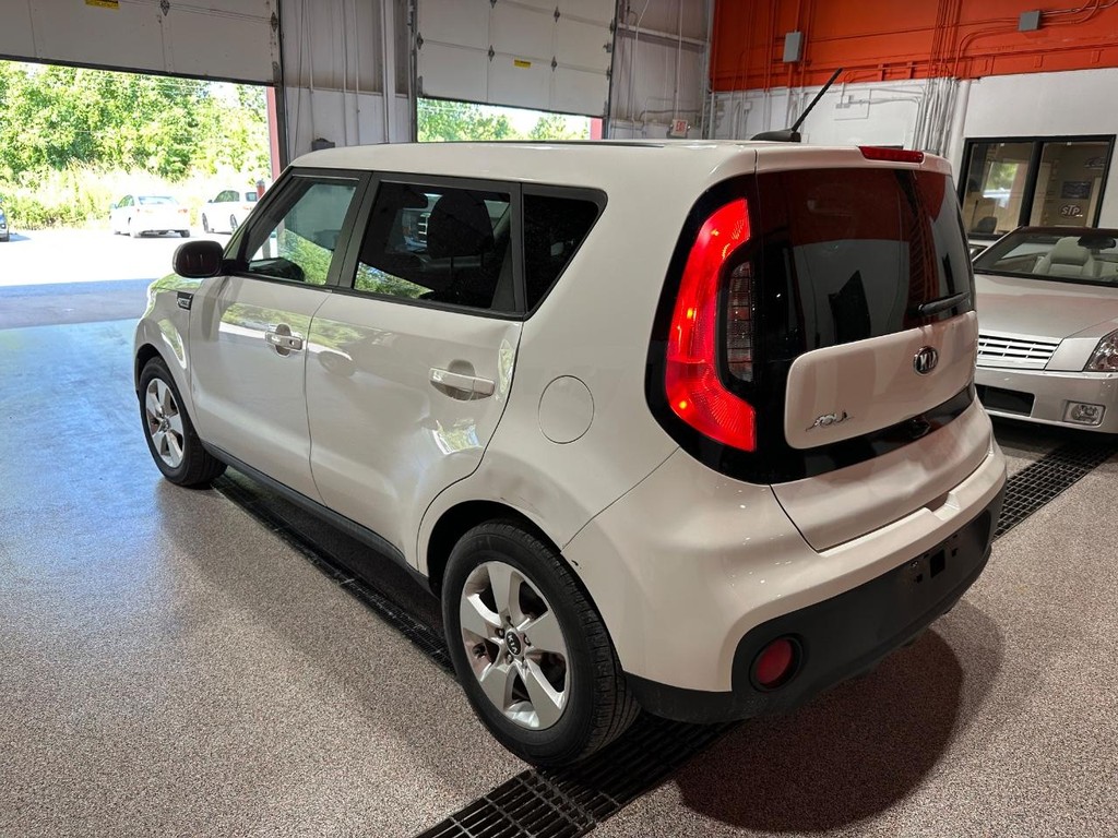 Kia Soul Vehicle Full-screen Gallery Image 3