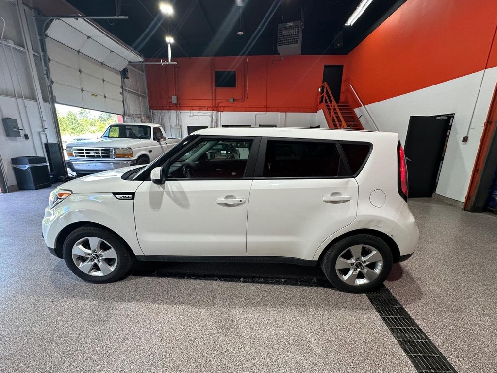 Kia Soul Vehicle Full-screen Gallery Image 8