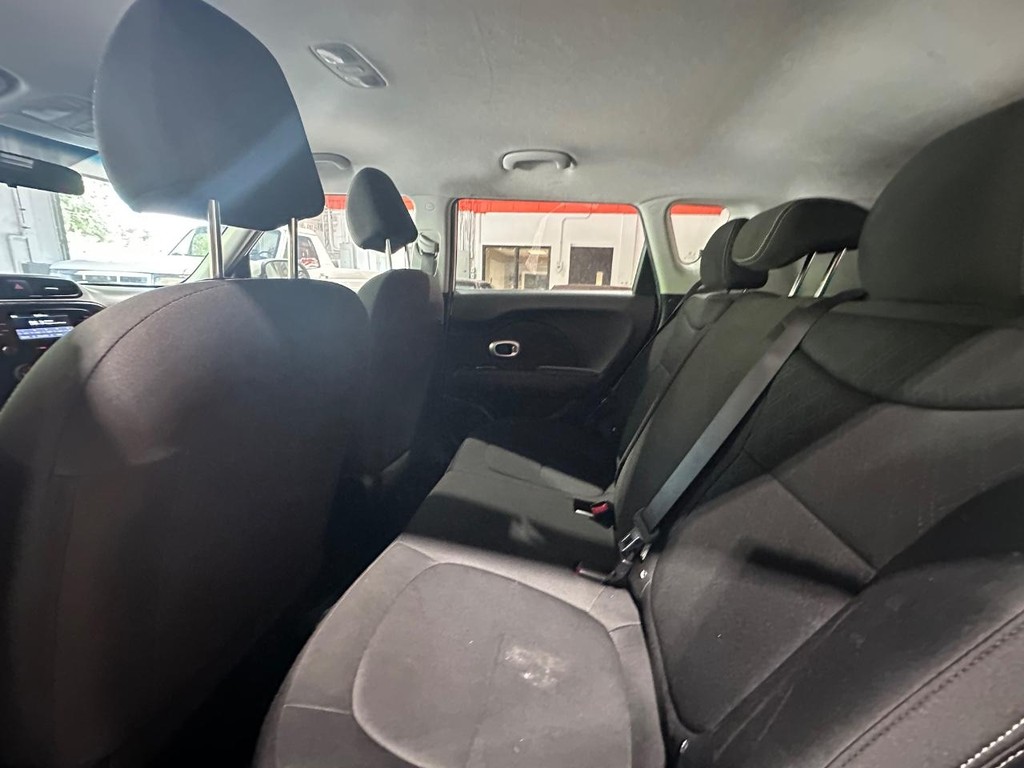 Kia Soul Vehicle Full-screen Gallery Image 9