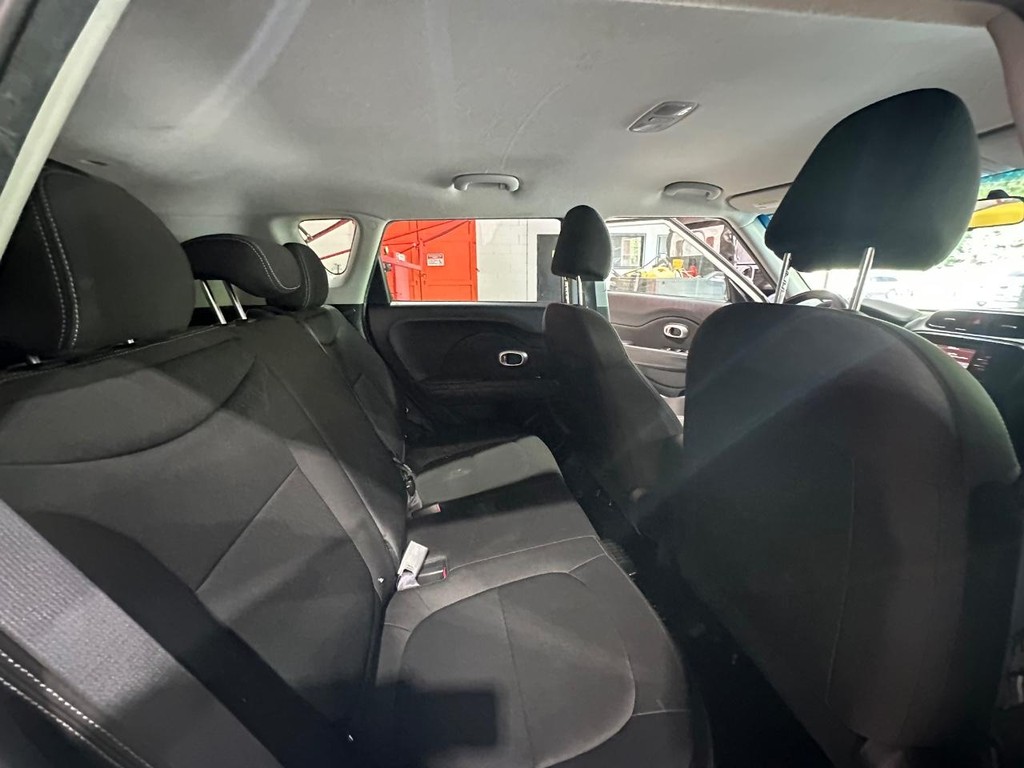 Kia Soul Vehicle Full-screen Gallery Image 16