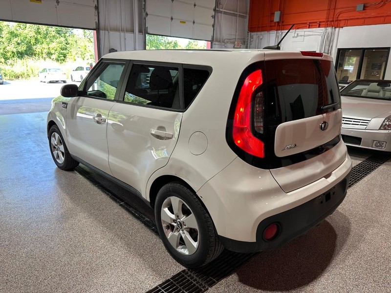Kia Soul Vehicle Full-screen Gallery Image 3