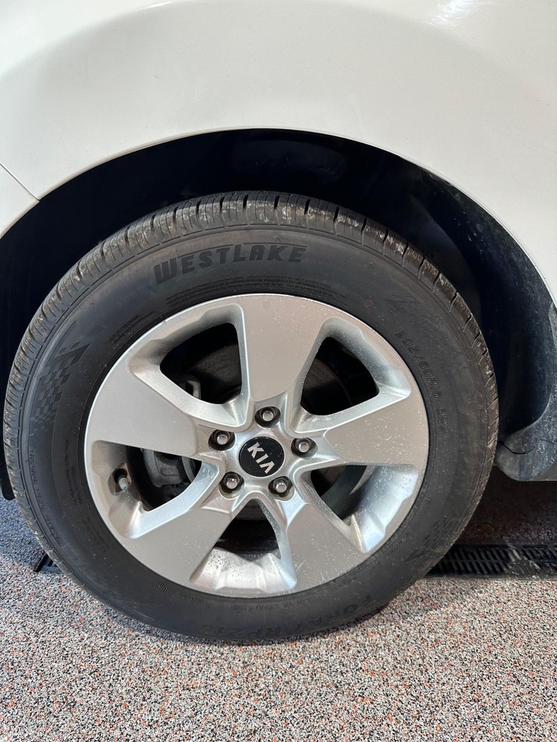 Kia Soul Vehicle Full-screen Gallery Image 11