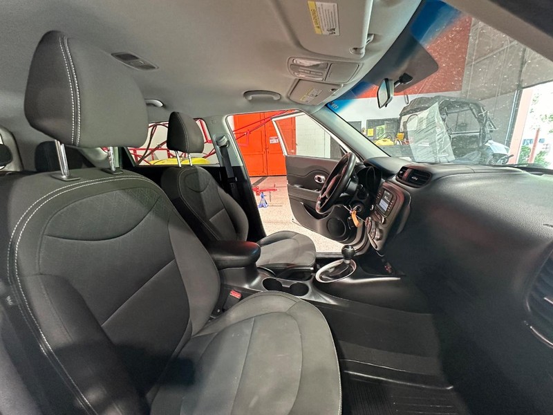 Kia Soul Vehicle Full-screen Gallery Image 17