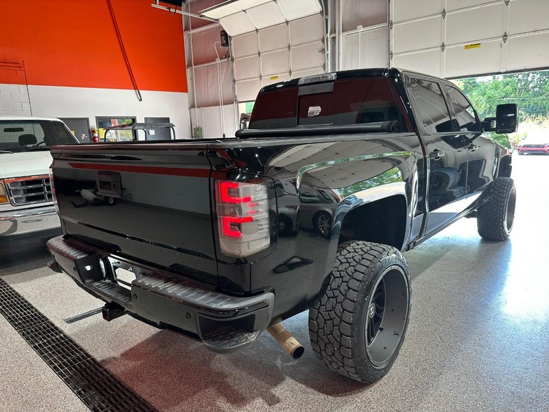 2018 Chevrolet Silverado 1500 LT2 photo 2