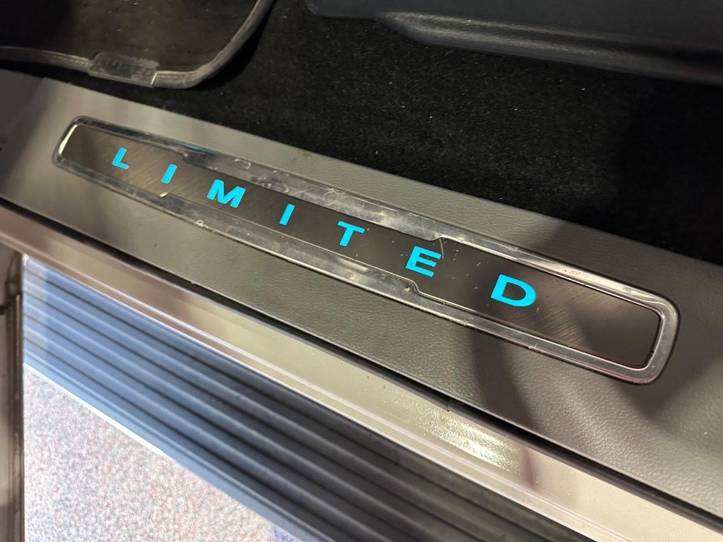Ford F-150 Vehicle Full-screen Gallery Image 8