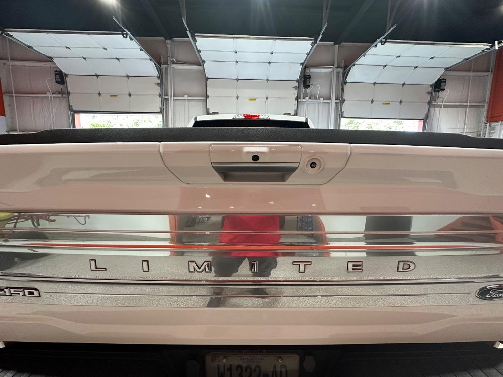 Ford F-150 Vehicle Full-screen Gallery Image 11