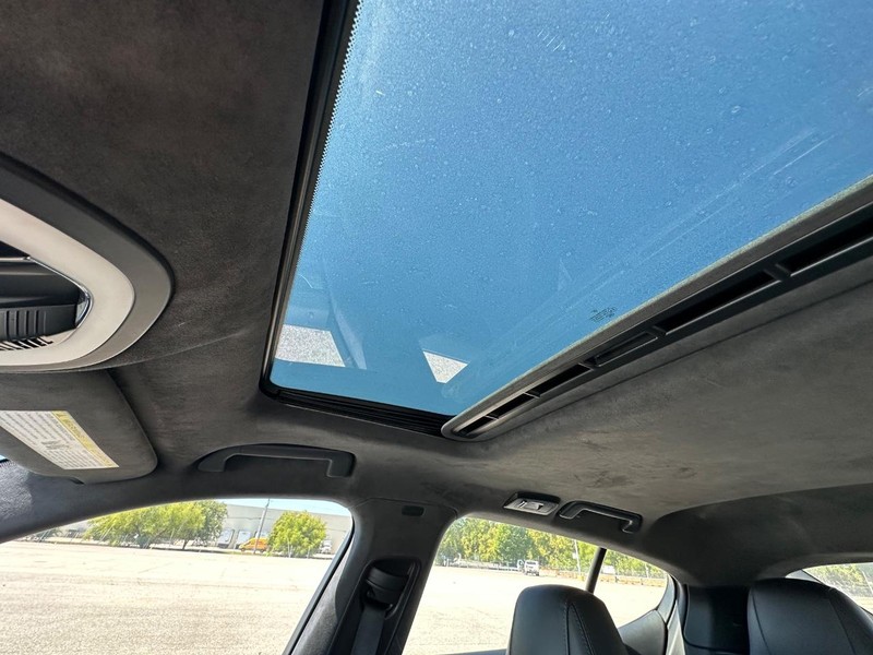 Porsche Panamera Vehicle Full-screen Gallery Image 16