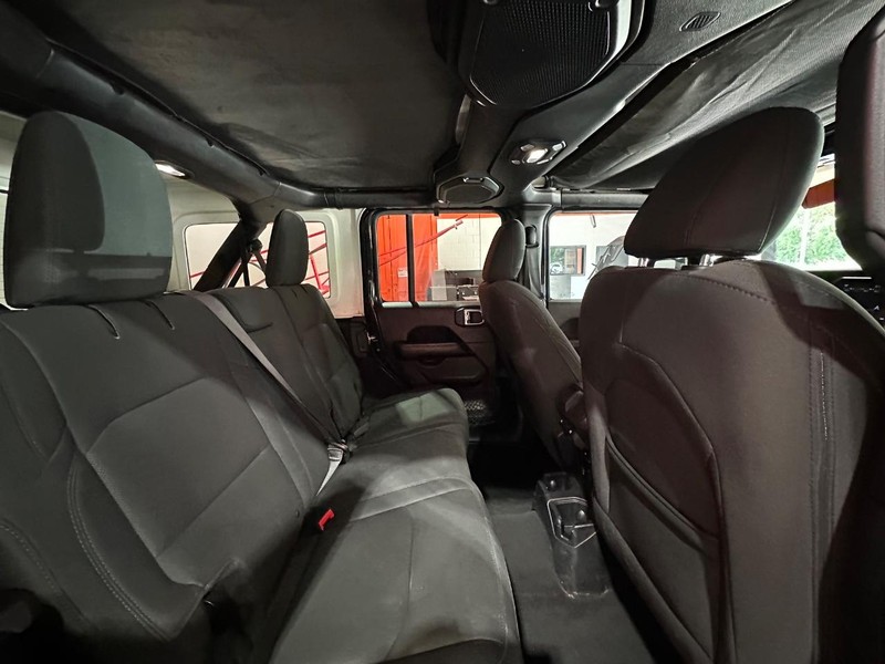 2018 Jeep Wrangler Unlimited Sahara photo 13