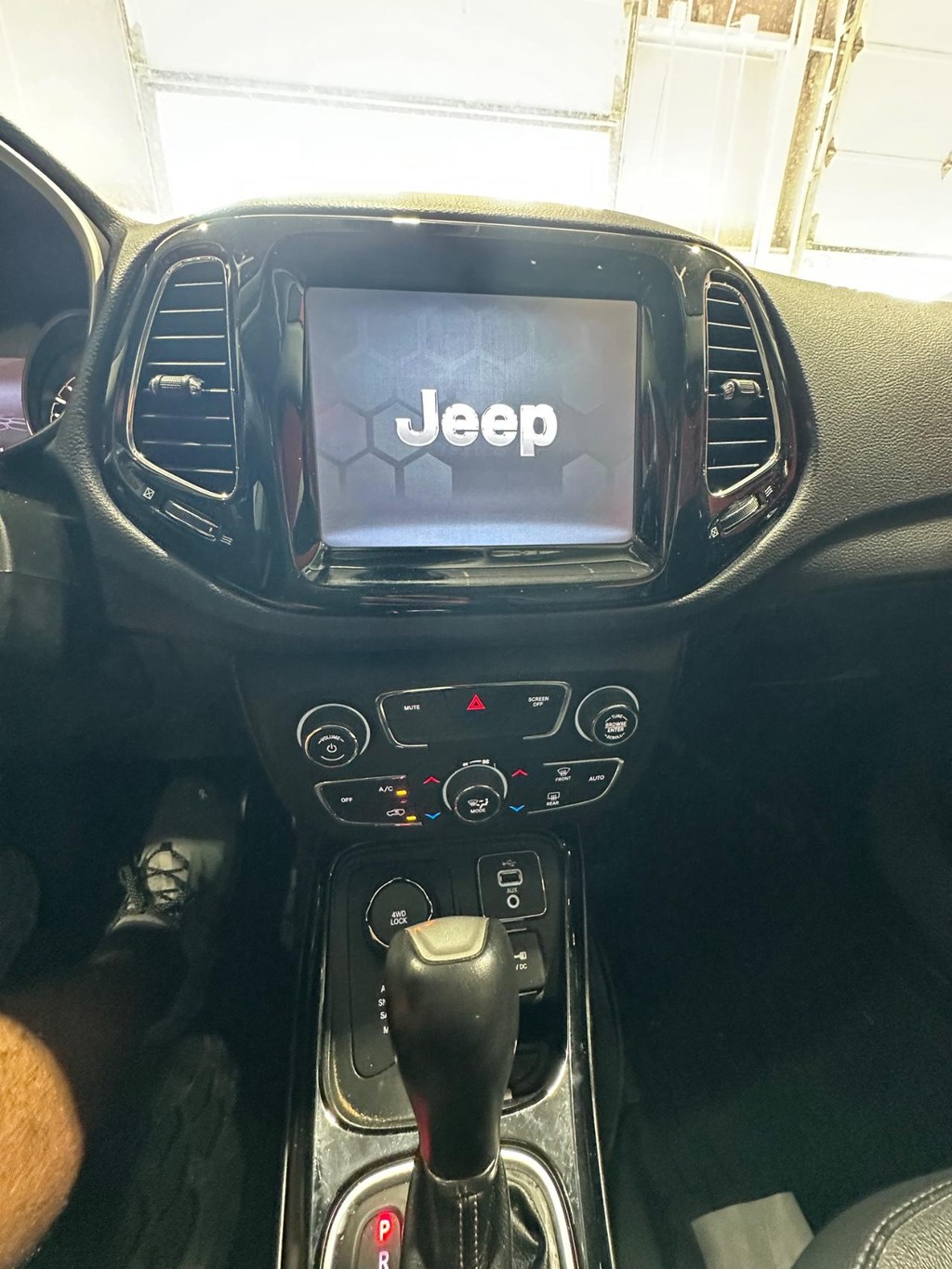Jeep Compass Vehicle Full-screen Gallery Image 15