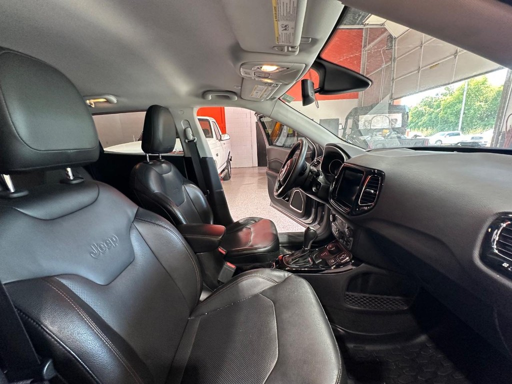 Jeep Compass Vehicle Full-screen Gallery Image 17