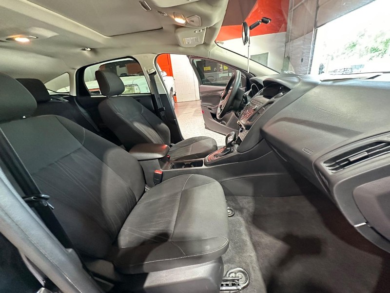 2018 Ford Focus SE photo 14