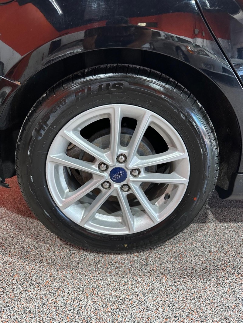2018 Ford Focus SE photo 16