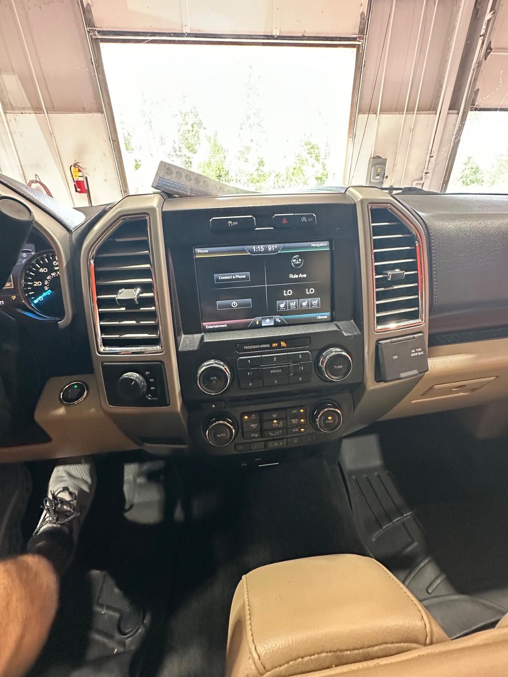 Ford F-150 Vehicle Full-screen Gallery Image 18