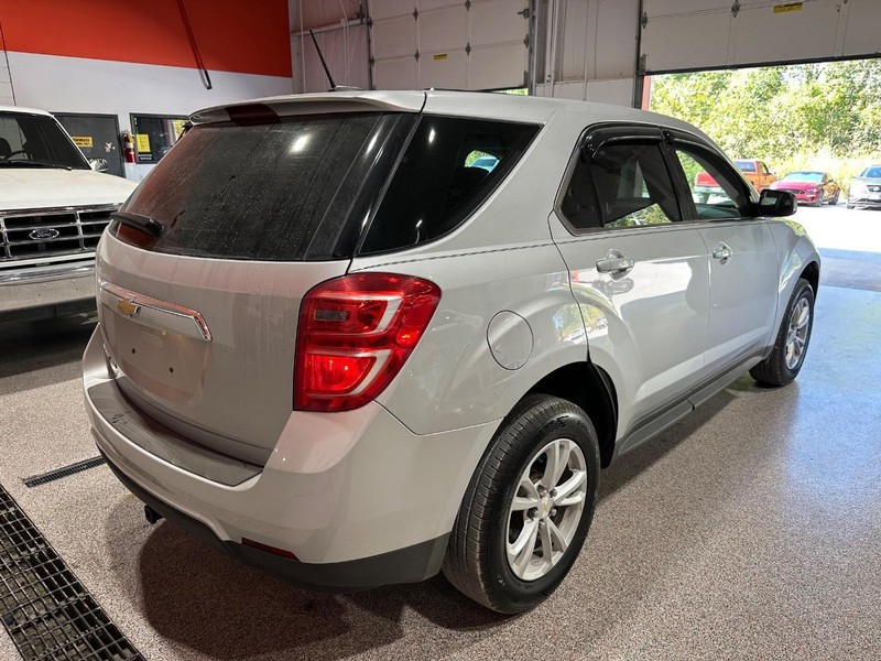 2017 Chevrolet Equinox LS photo 3