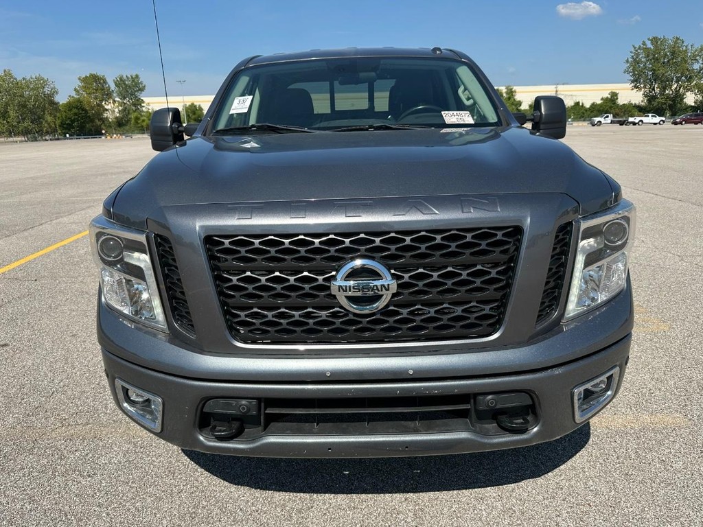 Nissan Titan Vehicle Full-screen Gallery Image 9