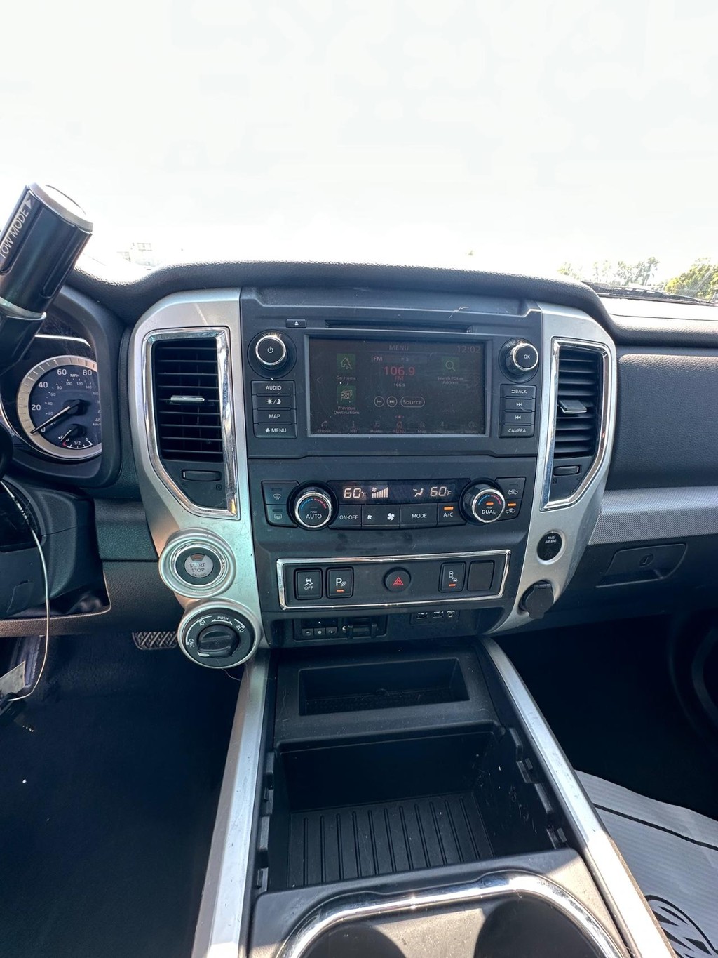 Nissan Titan Vehicle Full-screen Gallery Image 23