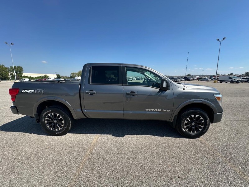 2019 Nissan Titan PRO-4X photo 2
