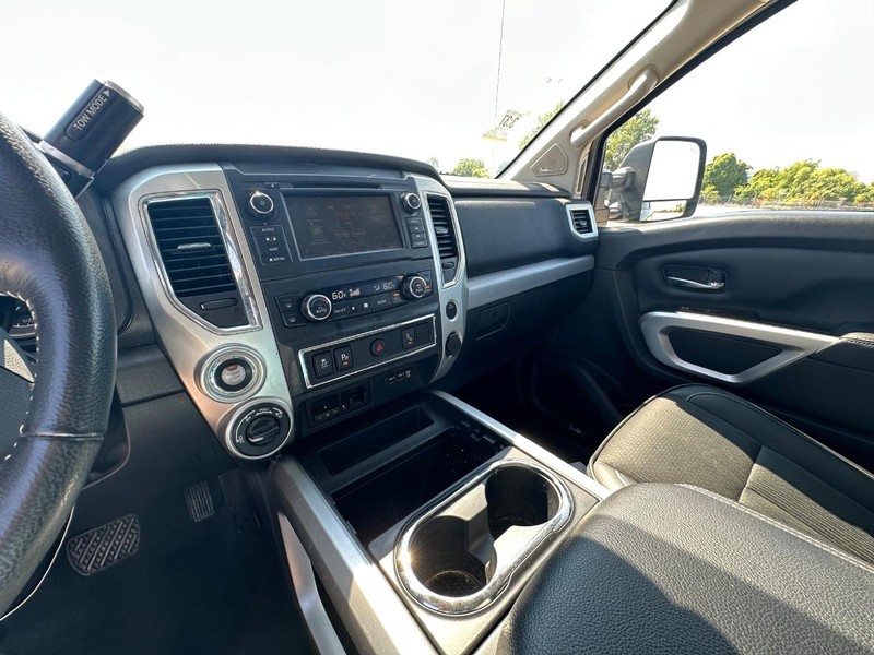 2019 Nissan Titan PRO-4X photo 23