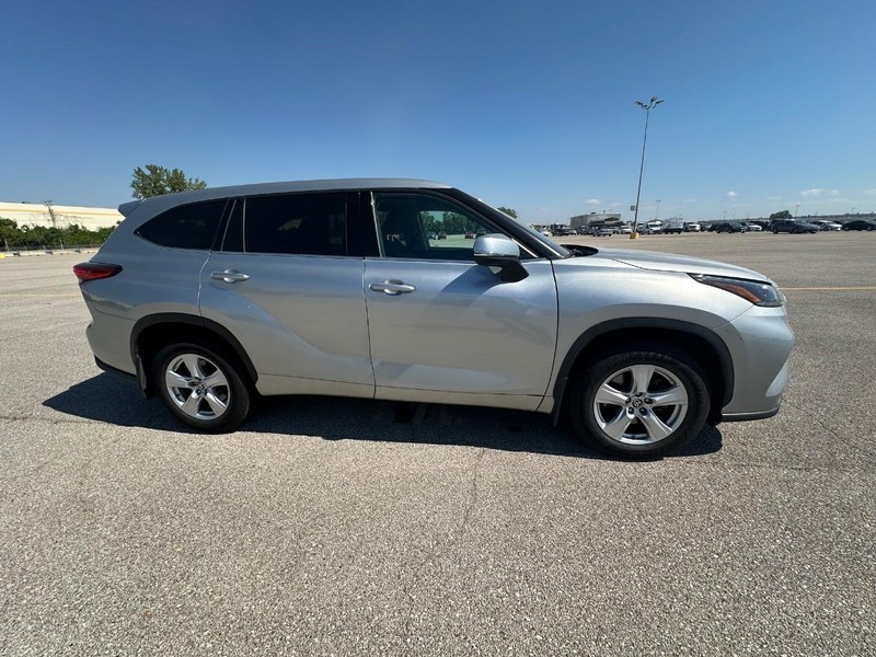 2021 Toyota Highlander LE photo 2