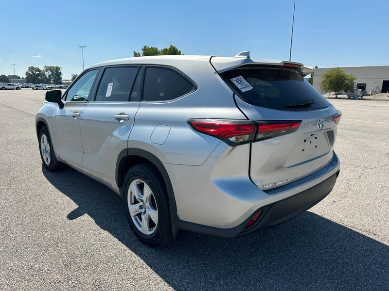 2021 Toyota Highlander LE photo 3