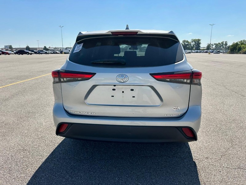 2021 Toyota Highlander LE photo 4