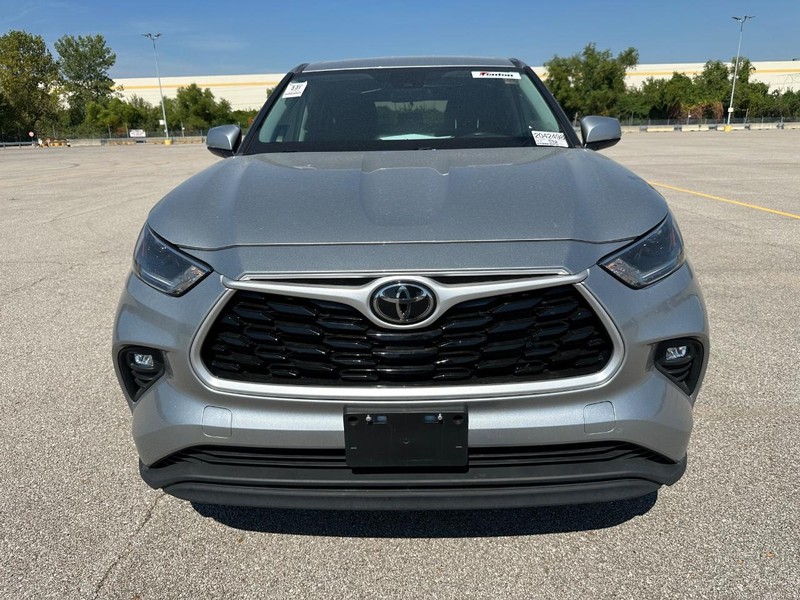 2021 Toyota Highlander LE photo 6