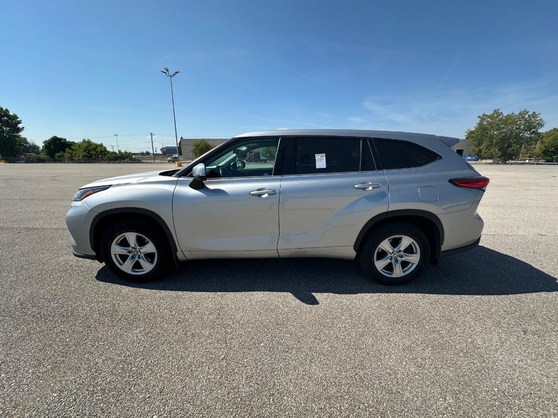 2021 Toyota Highlander LE photo 8