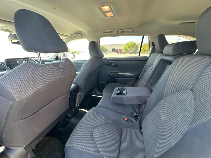 2021 Toyota Highlander LE photo 9