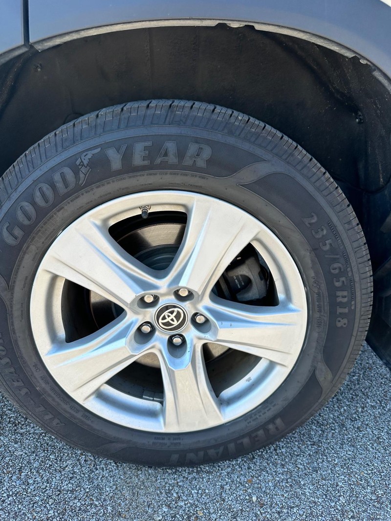 2021 Toyota Highlander LE photo 10