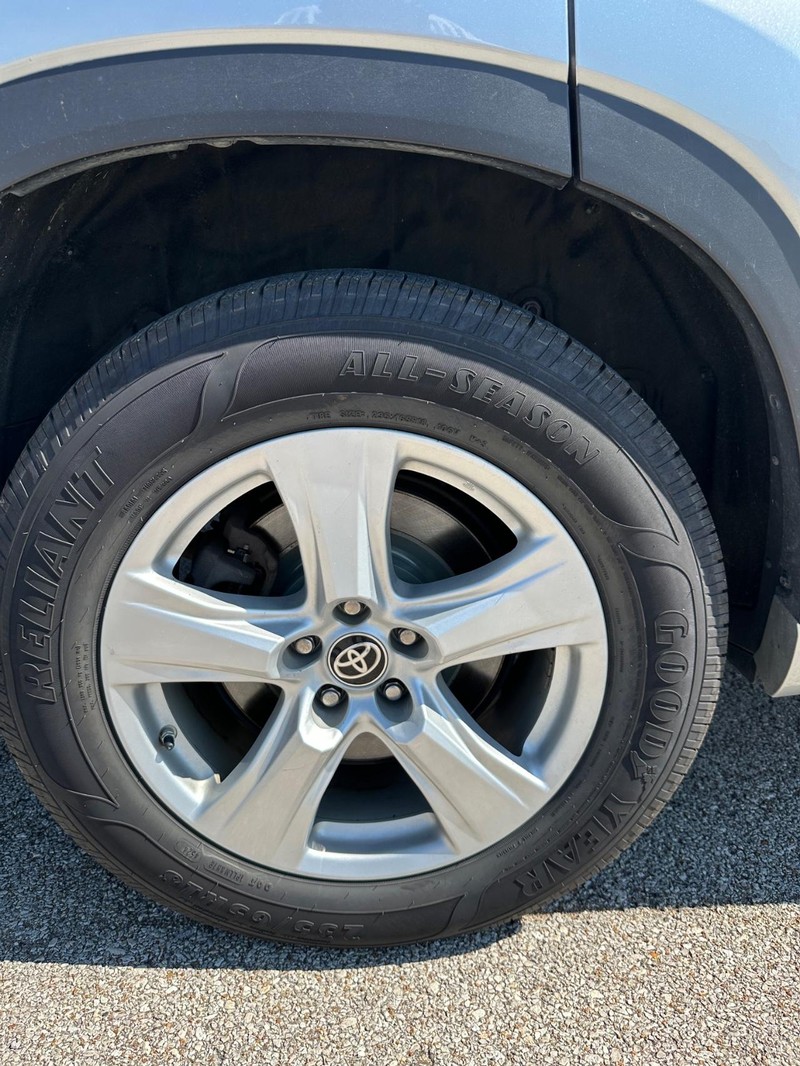 2021 Toyota Highlander LE photo 12