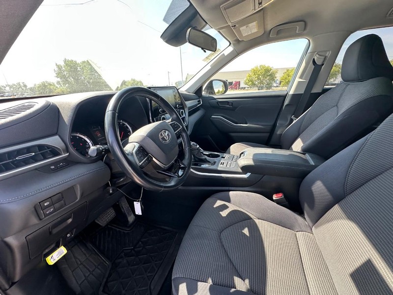 2021 Toyota Highlander LE photo 13