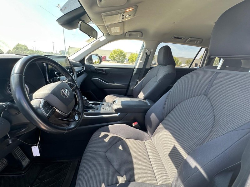 2021 Toyota Highlander LE photo 14