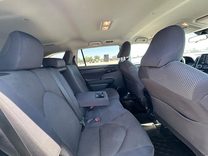 2021 Toyota Highlander LE photo 15
