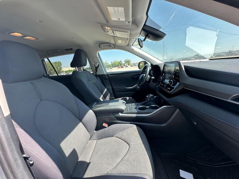 2021 Toyota Highlander LE photo 16