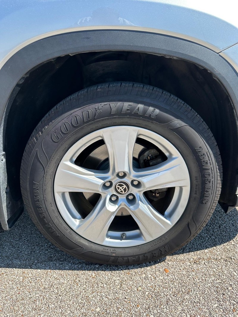 2021 Toyota Highlander LE photo 17