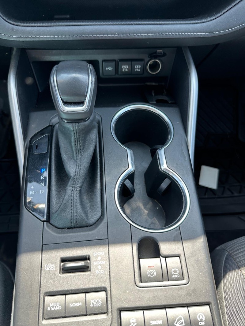 2021 Toyota Highlander LE photo 18