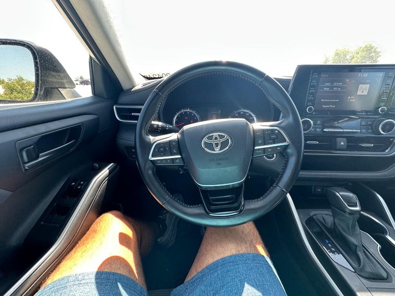 2021 Toyota Highlander LE photo 22
