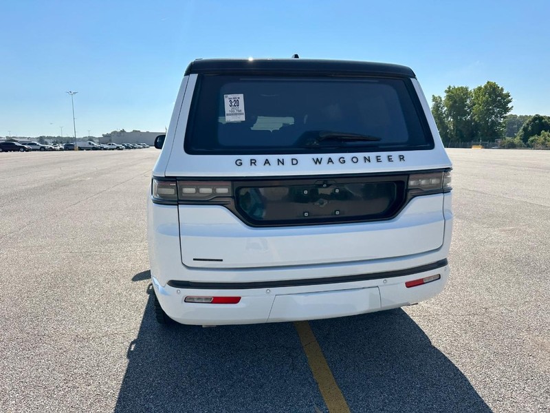 2022 Jeep Grand Wagoneer II photo 3
