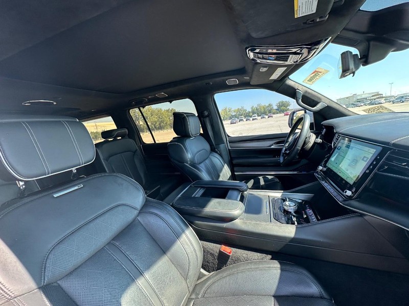 2022 Jeep Grand Wagoneer II photo 18