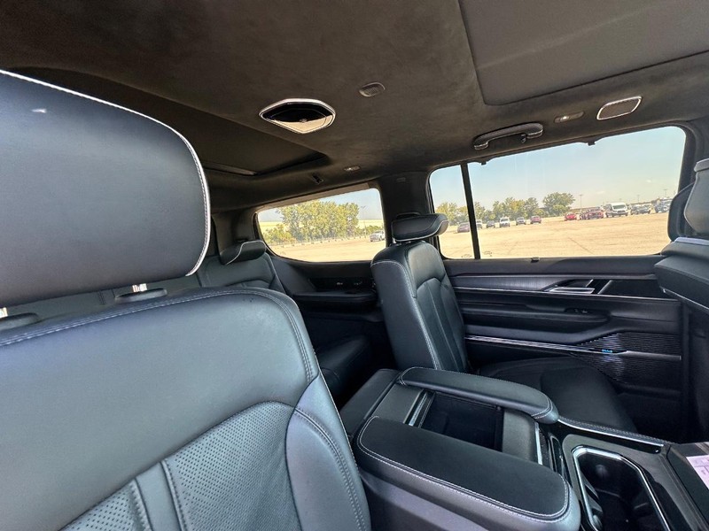 2022 Jeep Grand Wagoneer II photo 23