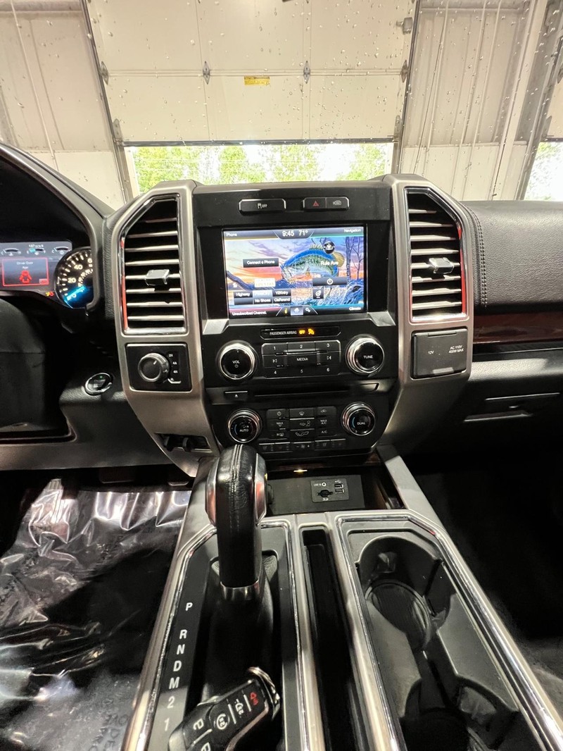2015 Ford F-150 Platinum photo 21