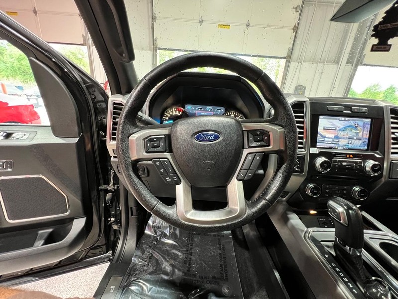 2015 Ford F-150 Platinum photo 23