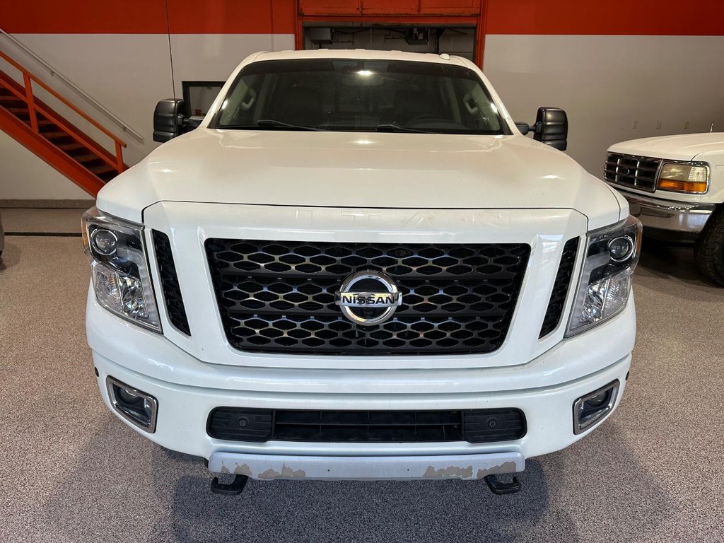 Nissan Titan XD Vehicle Full-screen Gallery Image 8
